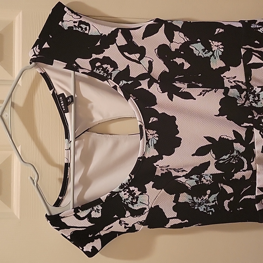 Black/white/blue flower dress - Picture 3 of 4